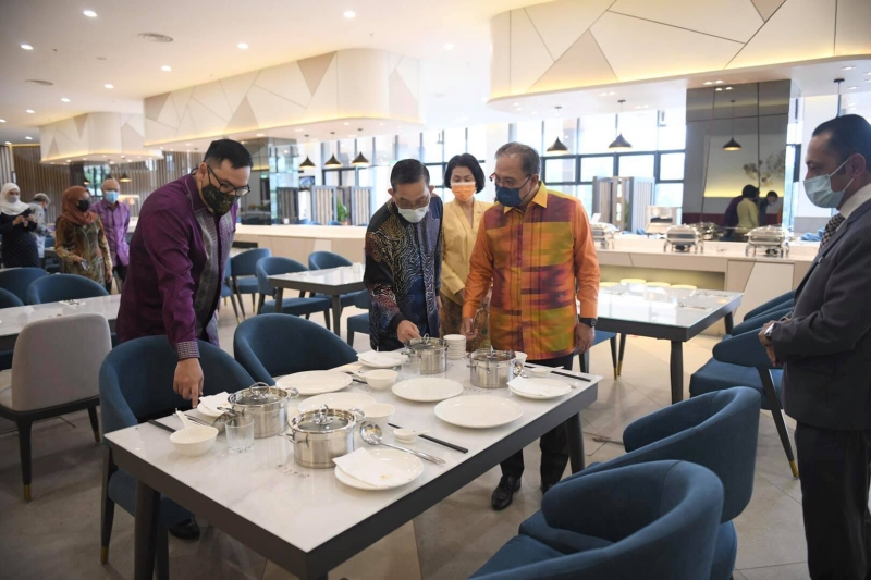 旺罗斯迪旺依斯迈（右二)为新开业的酒店开幕后，参观该餐厅。
