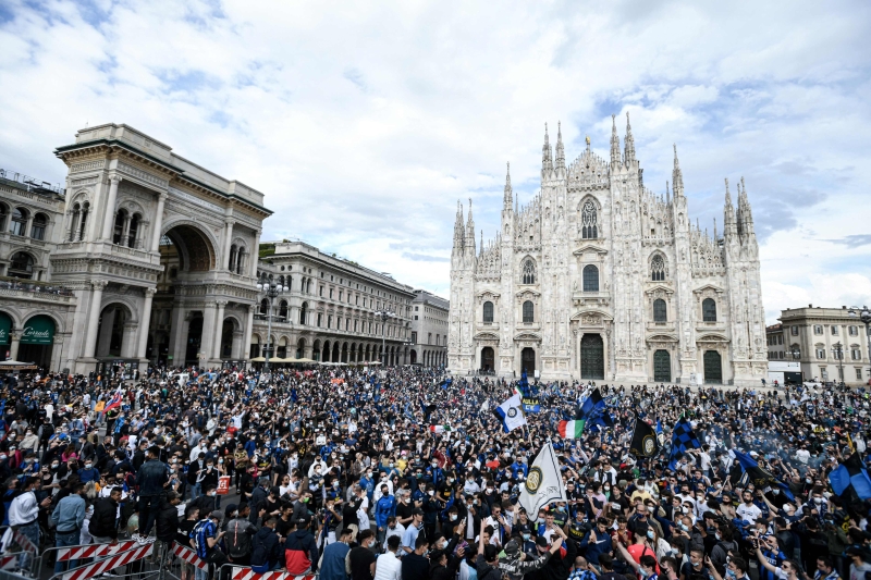 根据意媒报道称，3万名球迷在米兰街头庆祝国际米兰重夺意甲冠军，人员最集中的地区是凯罗利广场和米兰大教堂广场。（法新社照片）
