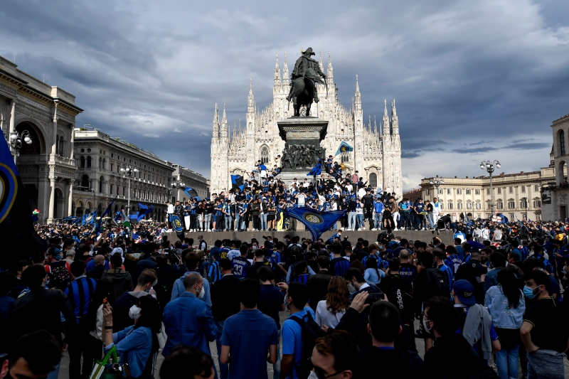根据意媒报道称，3万名球迷在米兰街头庆祝国际米兰重夺意甲冠军，人员最集中的地区是凯罗利广场和米兰大教堂广场，有数百人甚至爬上了广场中央的雕像。（美联社照片）