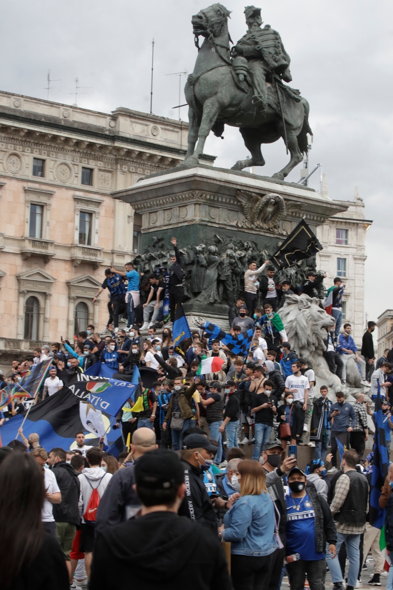数万国米球迷集中在凯罗利广场和米兰大教堂广场，有数百人甚至爬上了广场中央的雕像。（美联社照片）