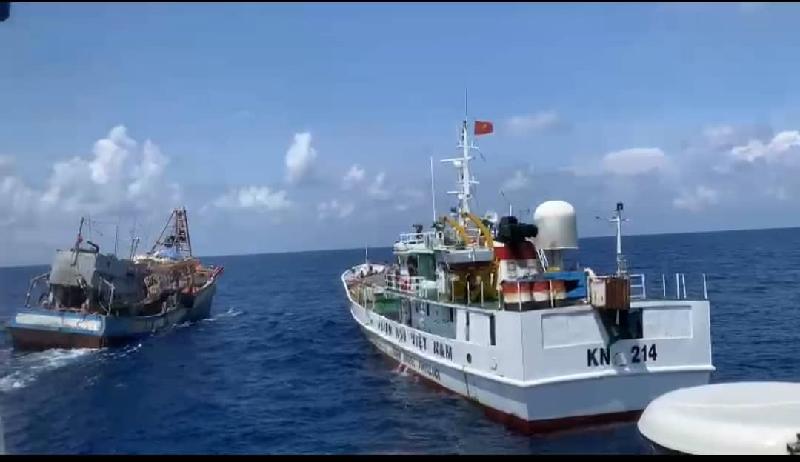 越南执法机构的执法船艇（右）阻拦大马海事执法机构取缔非法捕鱼的越南渔船。