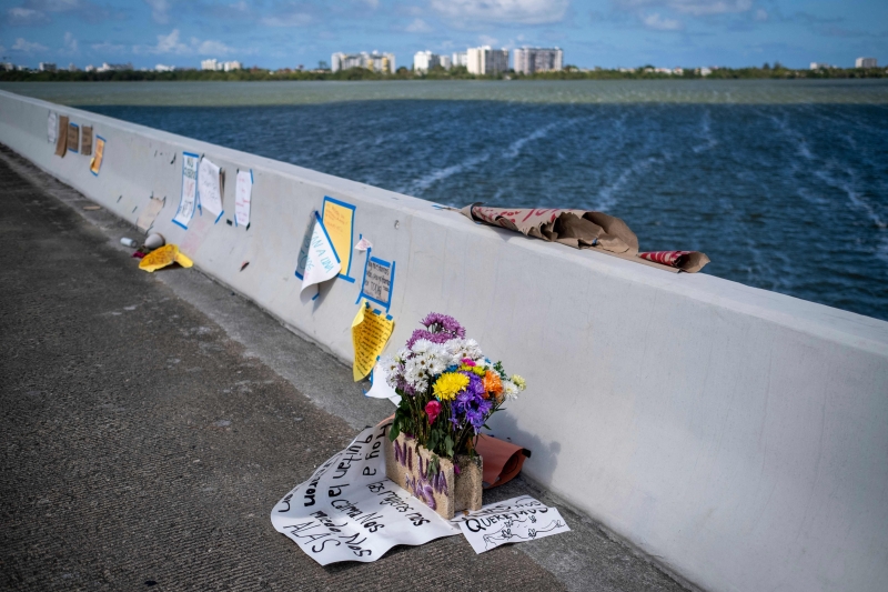 众人在凯希拉被杀害的桥上献上鲜花及悼词，为她的不幸遭遇致哀。（法新社照片）