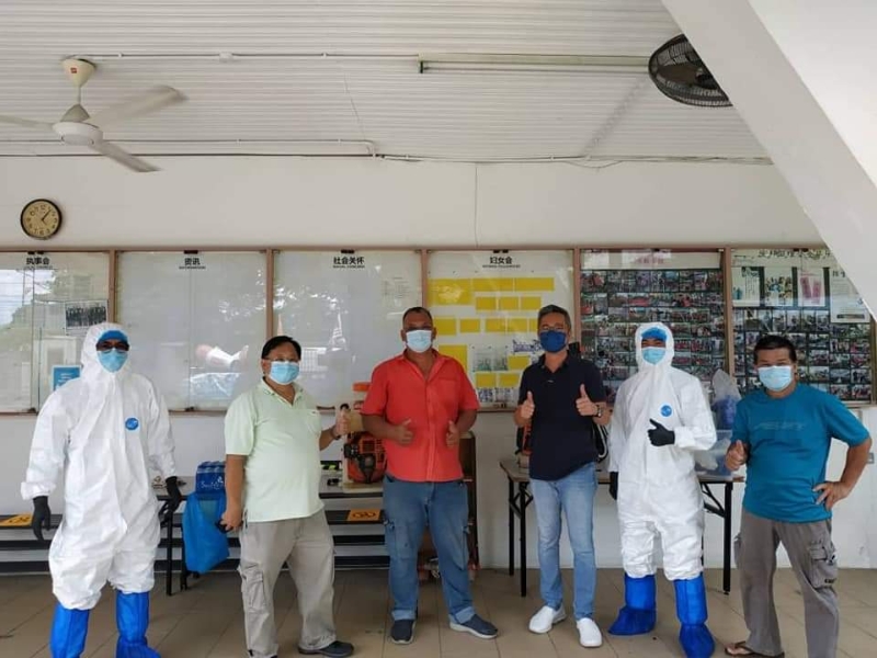 黎潍裮（右三）与莲花苑消毒队星期一到安邦卫理公会幼儿园消毒。