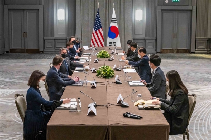美国国务卿布林肯（左三）在英国举行的G7外长峰会上，与韩国外长郑义溶（右三）提出美国对于朝鲜的最新方针。（照片取片布林肯推特）