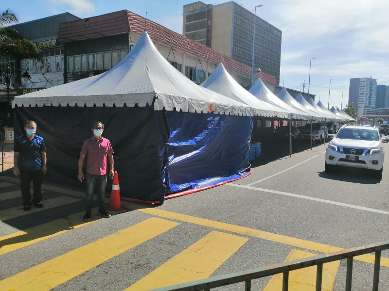 刘志俍（右）指出，帐篷在路口，严重阻碍交通，要求市政厅及警方采取行动。左为陈劲源。