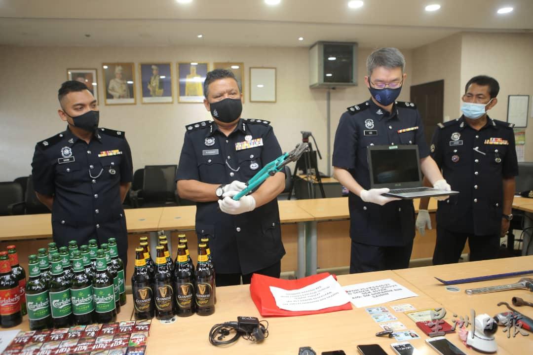 阿斯马迪（左二）展示警方起获的大铁剪等物品，左一是哈斯尼，右起拉兴、李瑞式。  