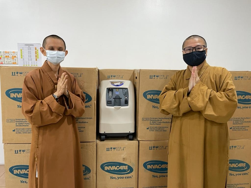 觉诚法师（右）发动佛光人捐赠氧气转换呼吸器和其他物资到印度，整个过程在1星期内圆满。左为佛学院教务主任妙豪法师。