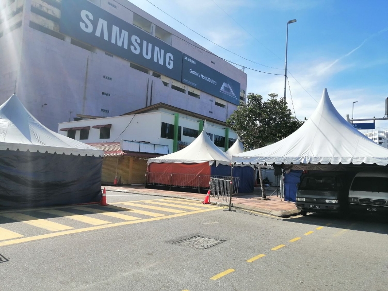 马六甲汉都亚广场（奥盛）的路口，已经被帐篷遮盖，道路使用者无法看清交通状况。