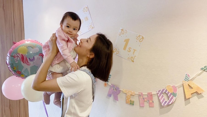 杨茜尧带女儿到医院打1岁预防针，医院贴心的为满1岁的小珍珠办庆生会。