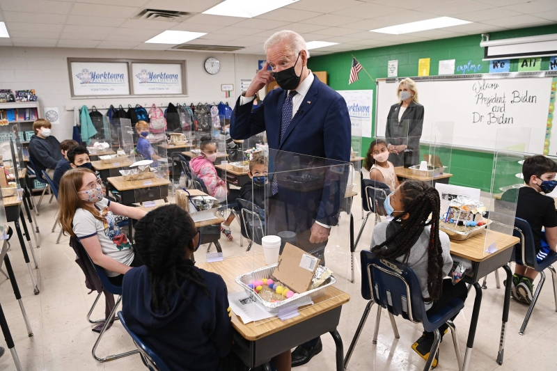 美国总统拜登携第一夫人吉尔参观弗吉尼亚州一所小学。(图：法新社）