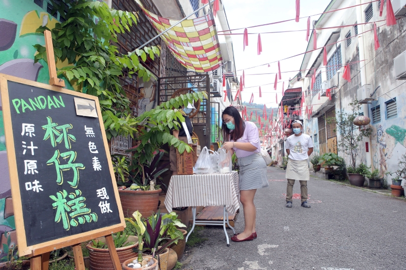 虽然杯仔糕位于后巷的万里望文化街，但陈春耀的顾客群除了来自朋友的支持之外，还有不少顾客通过社交媒体而知道杯子糕档的存在。