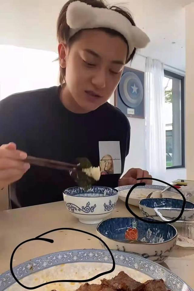黄子韬曾晒出过一张自己在家吃饭的照片，蓝色印花的餐具非常显眼。
