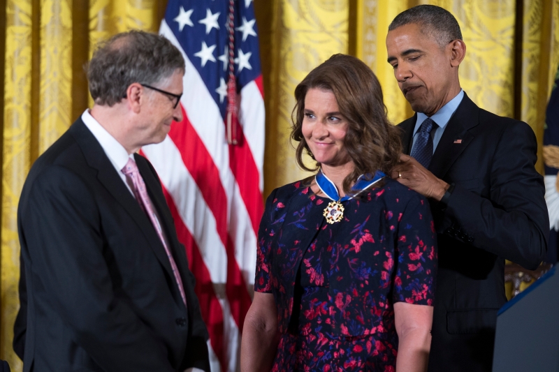 2016年11月22日，时任美国总统奥巴马最后一次以总统身份向21位杰出的美国人颁发自由勋章。获奖人包括比尔盖茨夫妇。