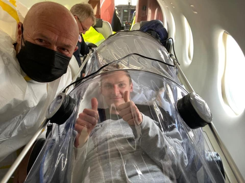 确诊冠病的安赛龙（右）为了尽快康复以备战奥运会，自费安排最高安全和医疗标准的私人救护飞机返回丹麦接受治疗。（安赛龙脸书照片）