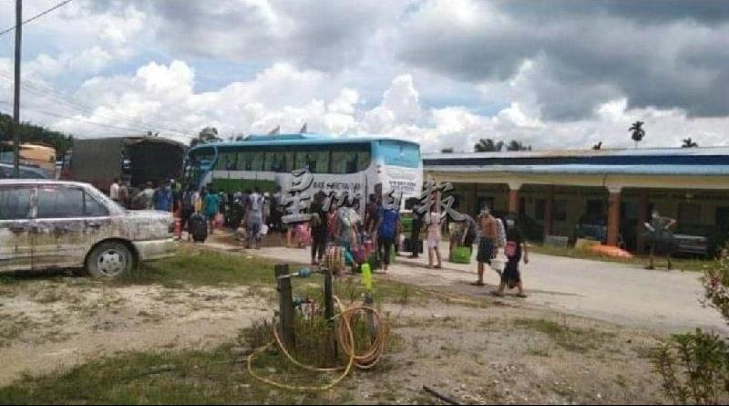 与确诊者有亲密接触的阿里亚斯本长屋居民被安排乘坐巴士到美里医院隔离和检测。
