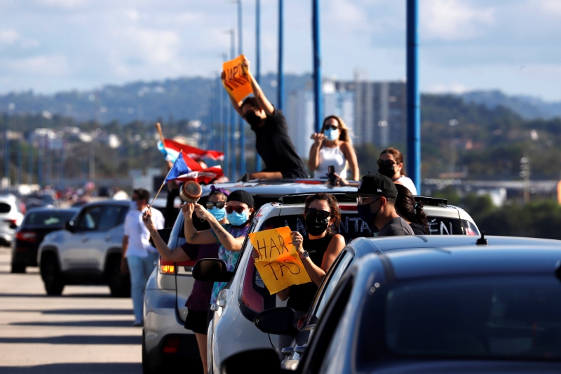 愤怒的波多黎各群众在凯希拉遇害的桥上示威。（欧新社照片）