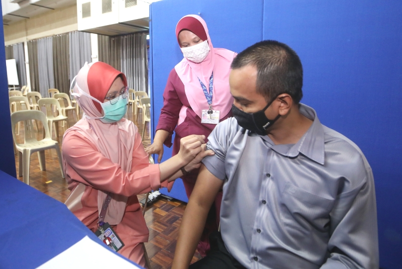 为了确保疫苗接种计划顺利进行，位于国大疫苗接种中心的医护人员也事先进行彩排。