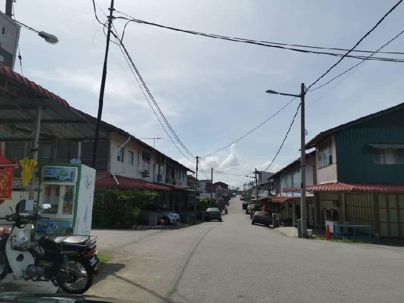 马接峇鲁新村约90%的商店没有营业，街道一片冷清。

