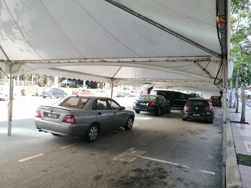 刘志俍促请车主不要将车停在帐篷底下，避免帐篷倒塌，压中车辆。