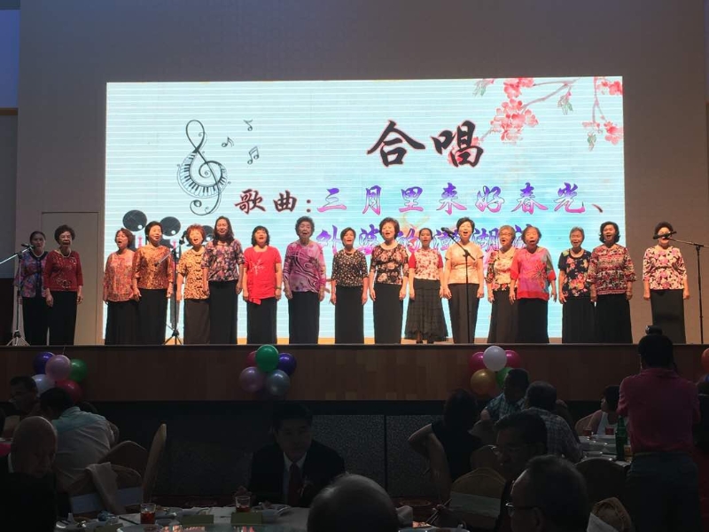 雪隆华人妇女励志会与所创立的励志小学关系密切，一直以来都踊跃参与学校的各项活动。图为该会歌唱小组在励志华小晚上上呈献合唱表演。

