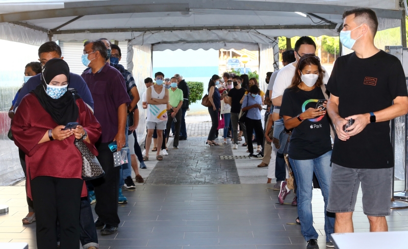 早上8时之前，已经有许多民众开始在马大的接种疫苗现场耐心排队等待。（本报摄影：谭湘璇）

