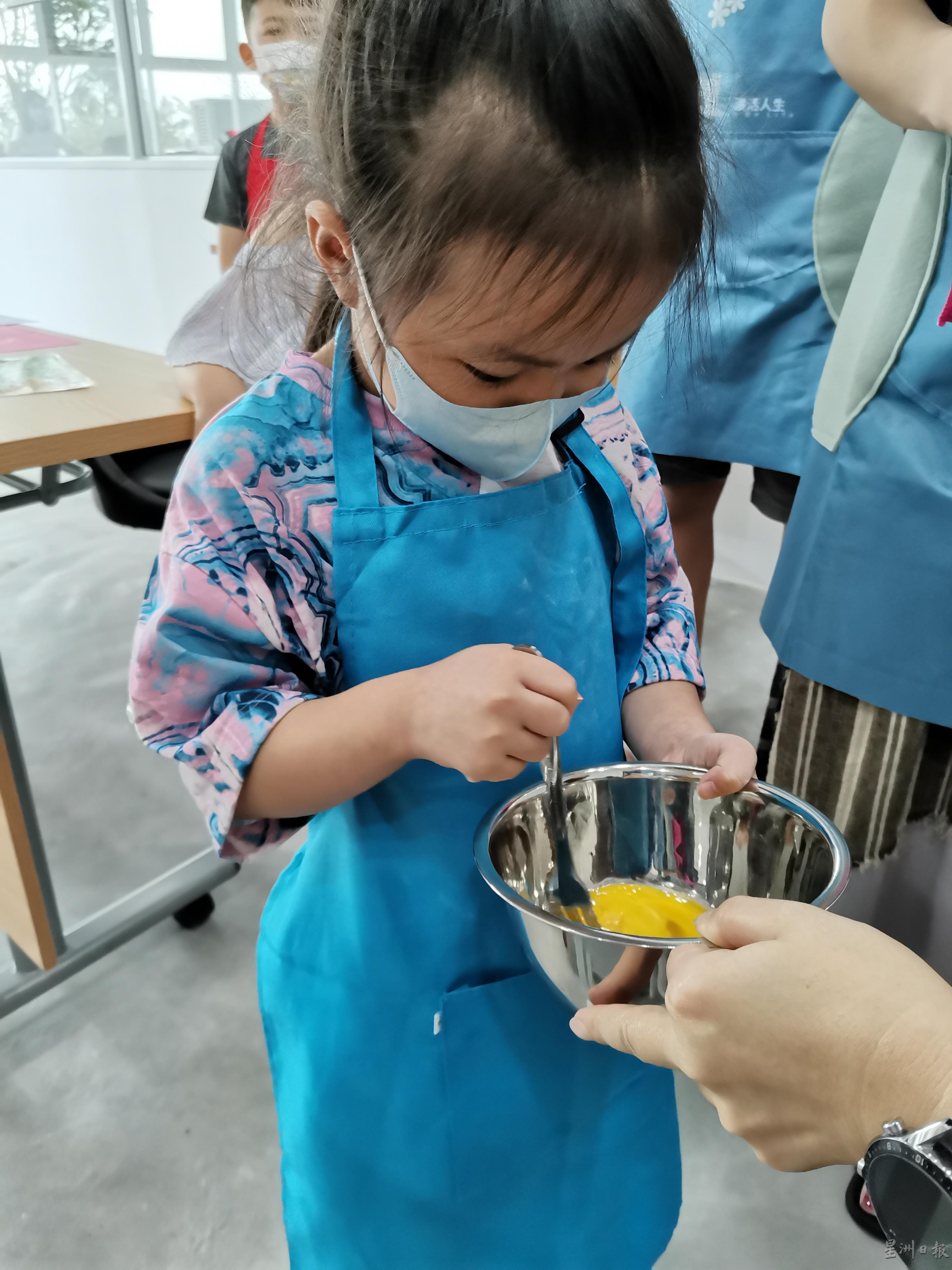 参加儿童烘焙班的小孩，也能制出美味的甜品。

