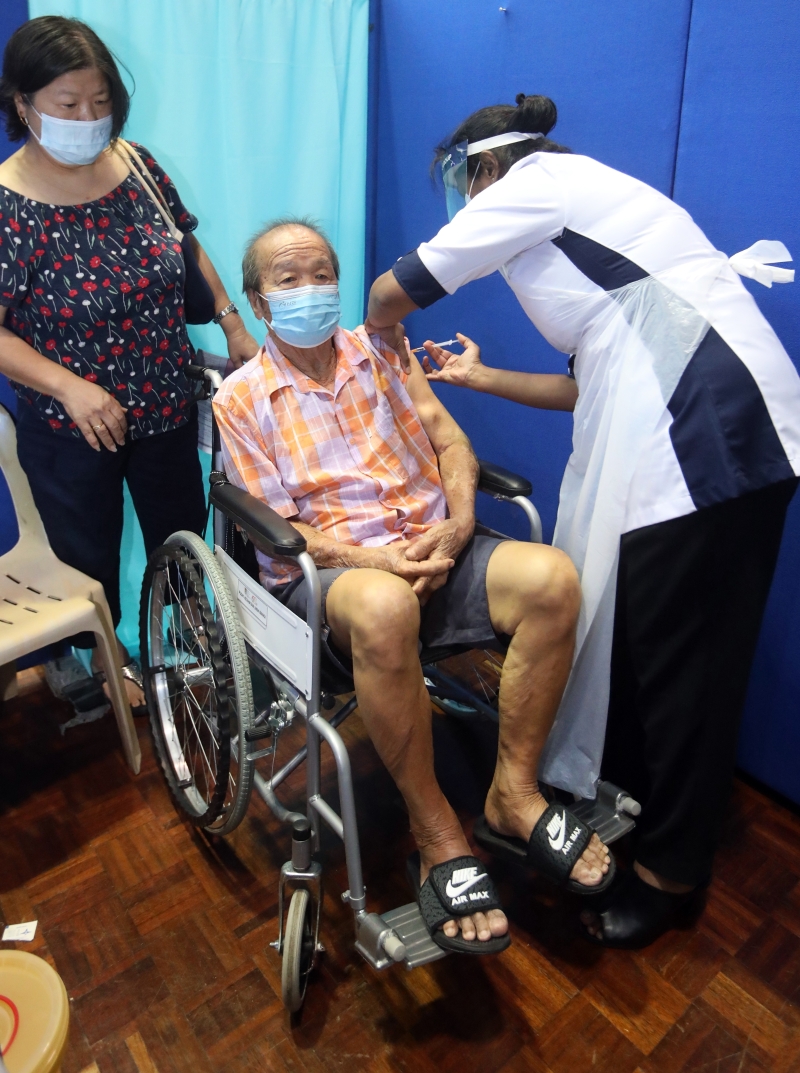 每个接种冠病疫苗现场都为行动不便的老人家提供轮椅服务。（本报摄影：蔡伟传）