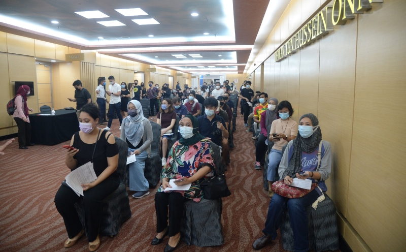 截至上午11时30分，吉隆坡世贸中心现场已经有超过500名民众陆续安排进入中心接种疫苗。（ 本报摄影：林明辉）