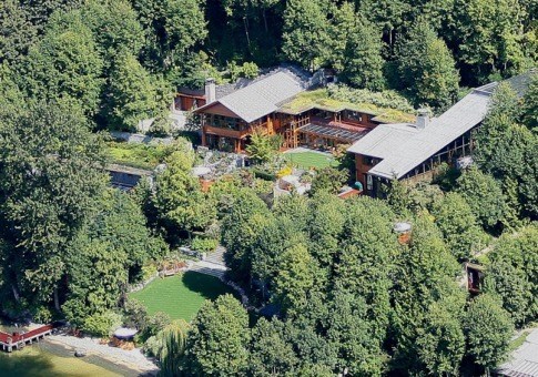 盖茨位于西雅图市郊华盛顿湖东岸的豪宅依山傍水， 占地6万6000平方英尺。（图：互联网）