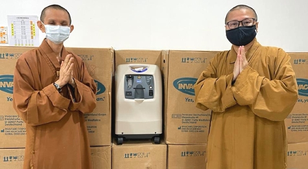 Ven Jue Cheng (R) launched a campaign to raise funds for the purchase of oxygen concentrators and other medical relief items to be delivered to India. The campaign ended in one week. On the left is Ven Miao Hao, head of academic affairs of Buddhism College.