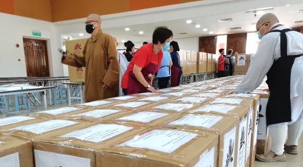 Buddhist nuns, volunteers and Buddha’s Light International Association members packing the equipment into boxes in half a day.