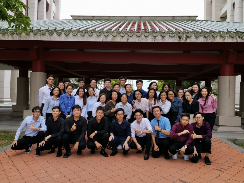 王伟俊与厦大大马分校化学工程学生摄于2019年的合照。