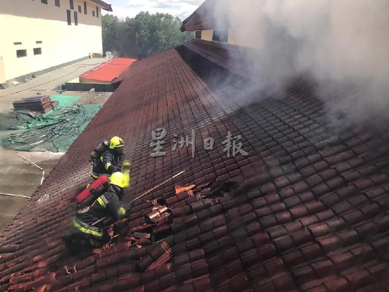 
巴拉卡斯国际会议中心多用途大厅屋顶冒出浓烟。