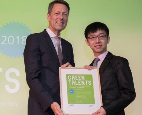 王伟俊2018年获得德国教育与研究部颁发的绿色精英奖（Green Talent Award），是全球25名获奖的年轻学者之一。