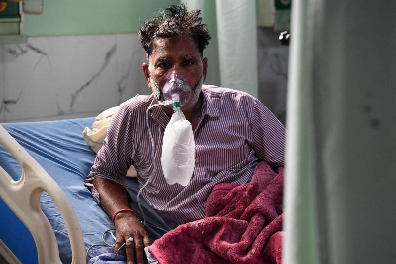 印度一名冠病患者在加护病房内接受治疗。（法新社照片)