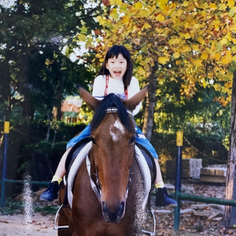 少女时代太妍公开自己骑马的童年照片，被粉丝大赞可爱。