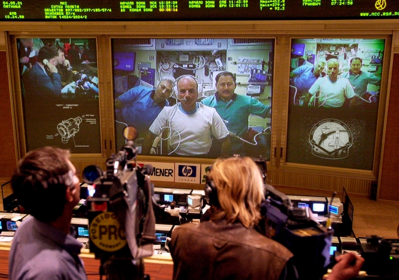 2001年，美国富商蒂托（中）花了2000万美元（约8245万令吉）在国际太空站停留8小时，成了首位“自费太空游客”。期间他与俄罗斯科罗廖夫控制中心联系，接受媒体访问。（美联社照片）