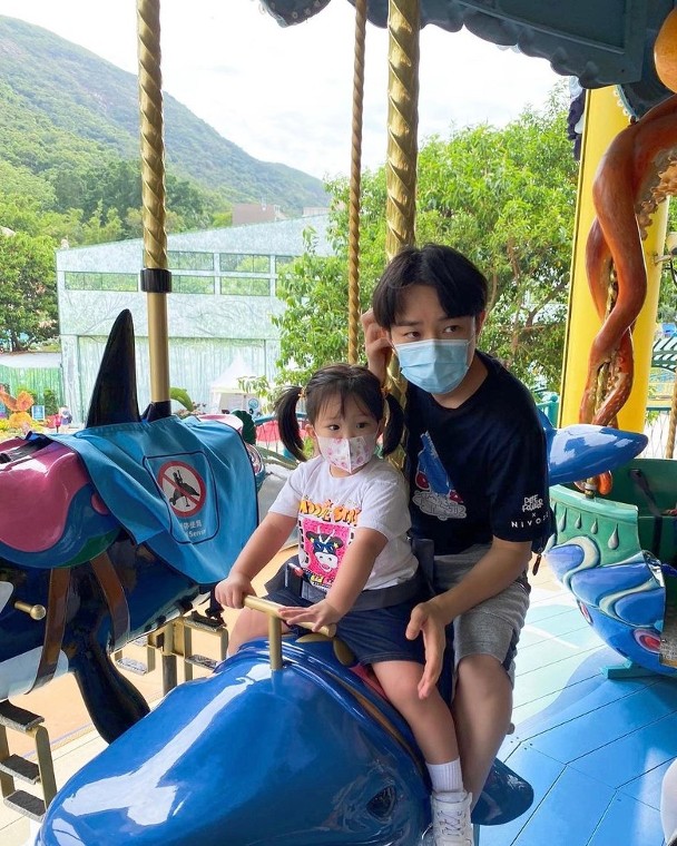 王祖蓝分享与女儿出游照，却被指像兄妹。
