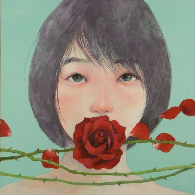欣彦上个月推出的《神秘之歌》专辑封面是一个少女嘴含玫瑰的插画，这幅画出自本地插画家及诗人龚万辉的手笔。