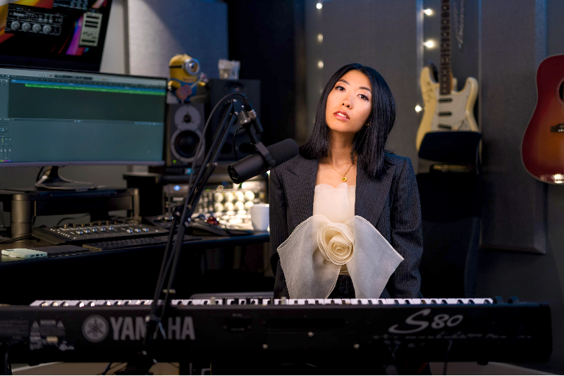 曲婉婷在温哥华接受马新媒体线上发布会，现场首演新歌《哑巴》。