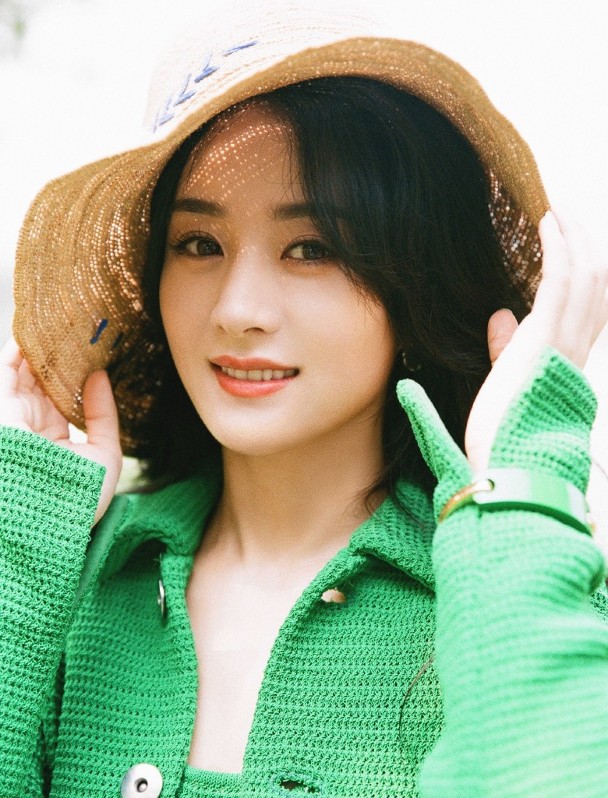 赵丽颖穿着一套绿色套装，留着波浪长发，头戴编织帽。
