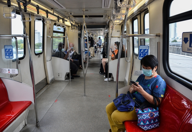 通往吉隆坡的轻轨列车上，乘客们都自律的维持社交距离。（图：马新社）