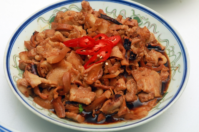 鱿鱼蒸花腩肉保留了食材的原汁原味，尤其晒干的鱿鱼既有干货的香味，还有鱿鱼的鲜美味道，让人吃得津津有味。