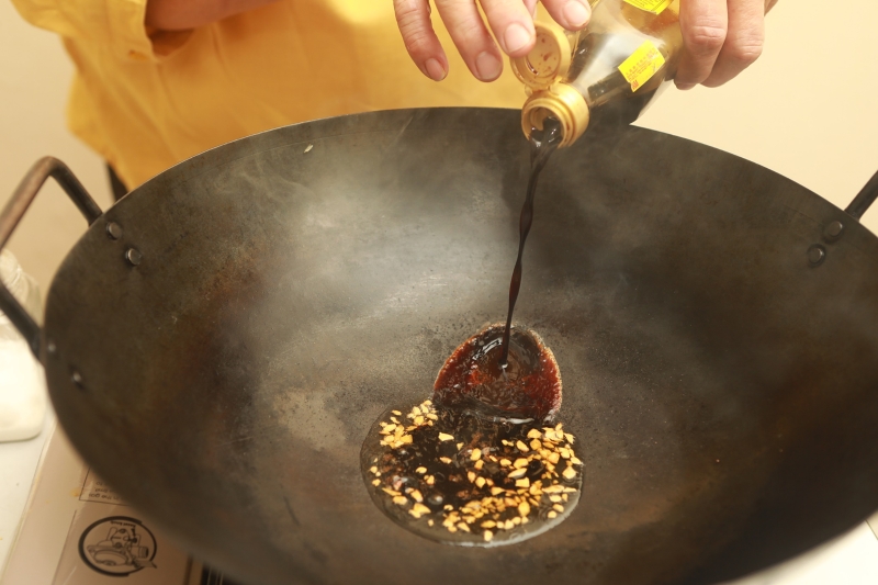 热锅后，加入1/2大匙蒜油，再倒入调味料，煮至滚。