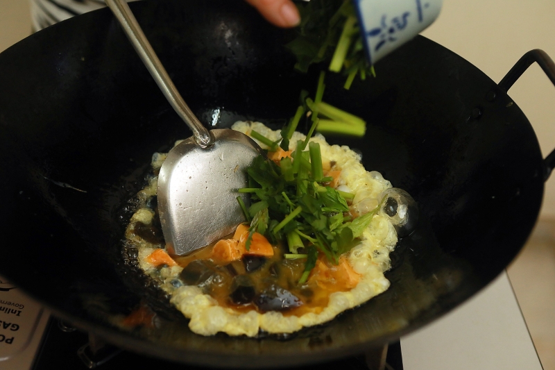 热锅加油2大匙，倒入蛋混合物及芹菜，大火炒至熟即可。