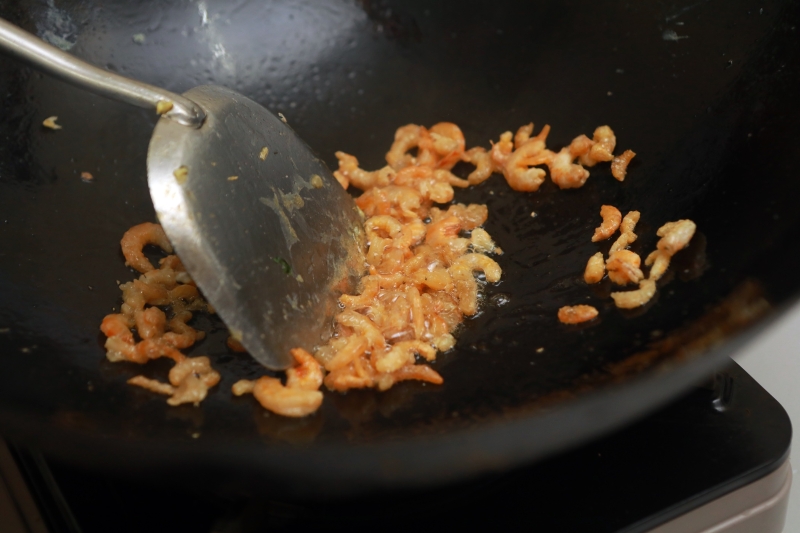热锅加油炒香虾米，加入沸水煮约3分钟，再加入腐皮、冬粉、冬菜及调味料，接着煮2至3分钟。