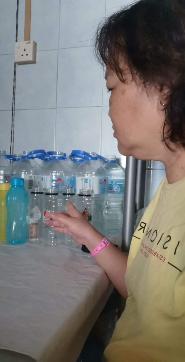 凌美翠表示，家里准备大大小小的塑料瓶子，可是都没有水可以装。
