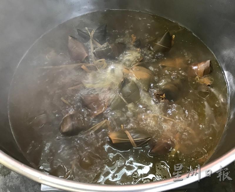 包好的粽子冷水下锅，必须用大火煮4个小时，否则糯米可能不熟。