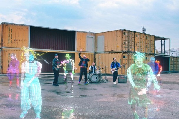 Coldplay新歌《Higher Power 》紧扣着外太空元素，随新曲上架所公开的表演影像中，Coldplay邀来韩国现代知名舞团“暧昧不明舞团”（Ambiguous Dance Company），以“外星人”为概念创作、搭配视觉特效打造吸睛的舞蹈编排。酷玩也预计于11日登场的全英音乐奖中演出。 
