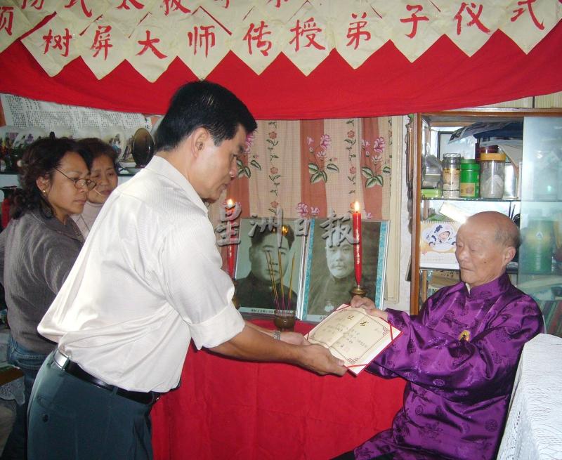 上海杨式太极名家顾树屏看上徐国平（左），主动与他结缘，收他为徒。